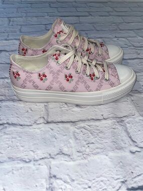 Converse Chuck Taylor All Star Lift Platform Rose Cross Stitch Low Top. Size 9